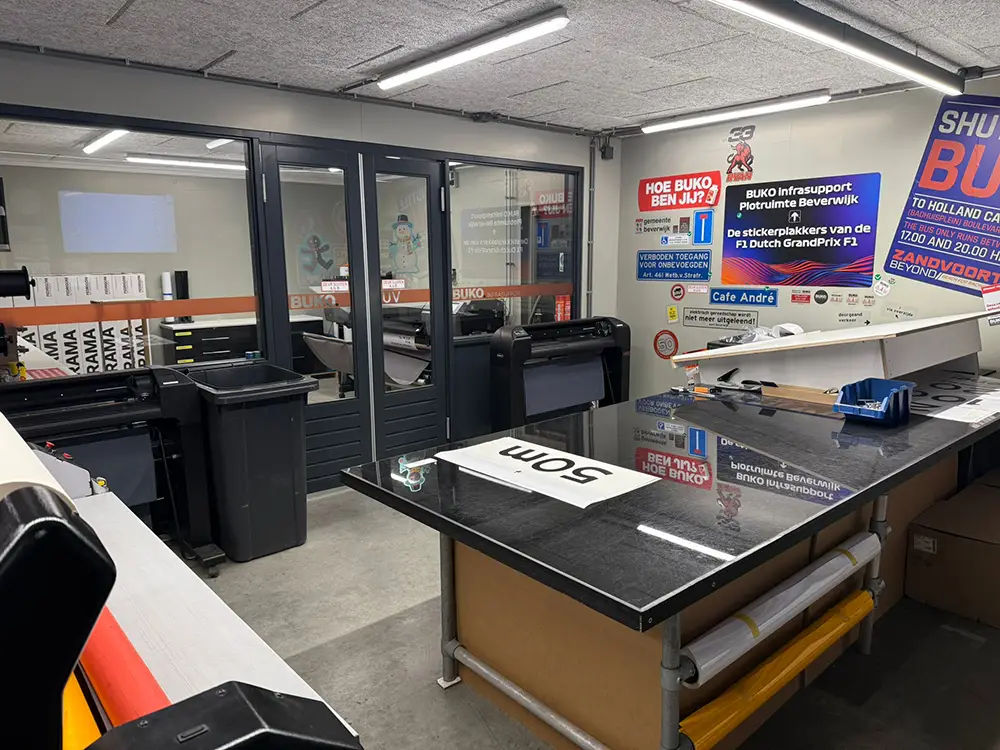 Une partie de l’atelier de Buko équipé de la machine TrueVIS LG en arrière-plan