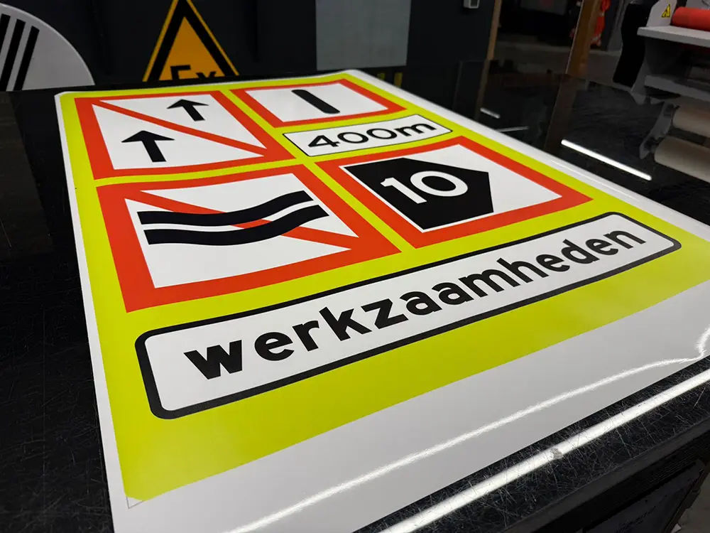 Gros plan sur un panneau de signalisation fraîchement imprimé