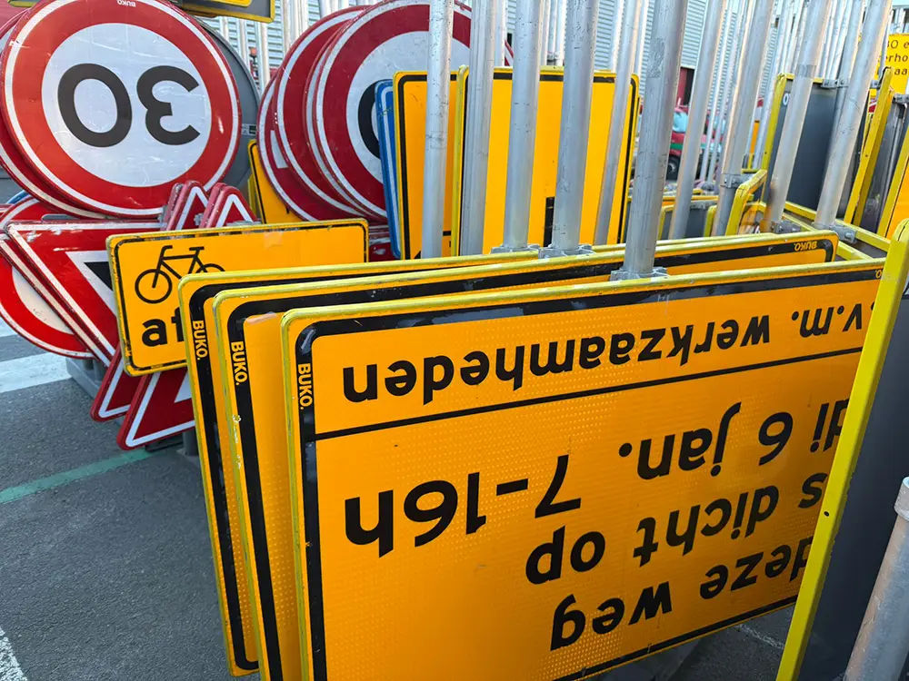 Série de panneaux de signalisation prêts à être livrés