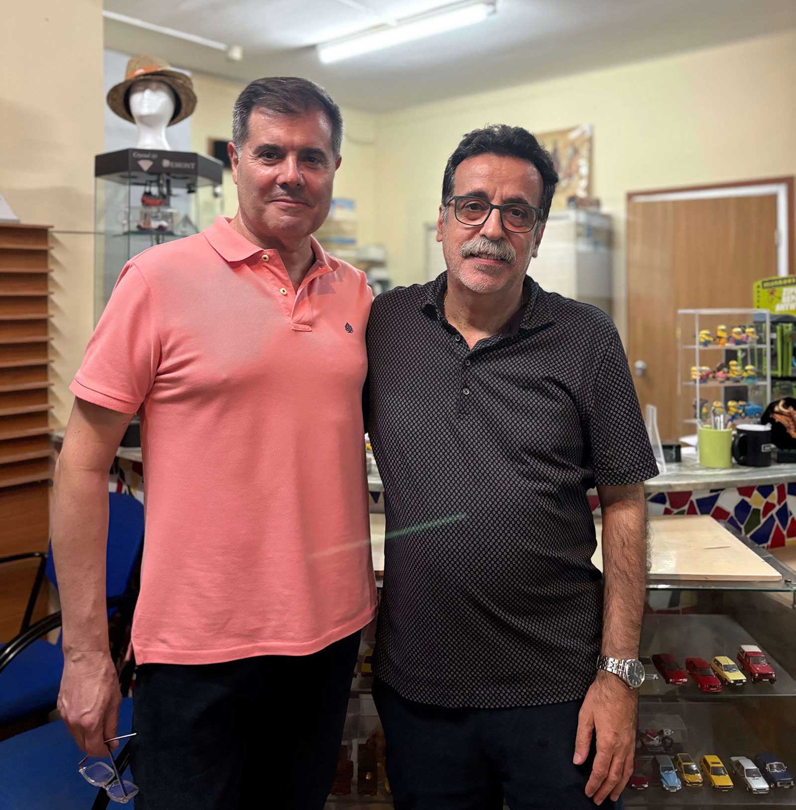 El distribuidor de Roland DG junto al propietario de EDES durante la visita a sus instalaciones