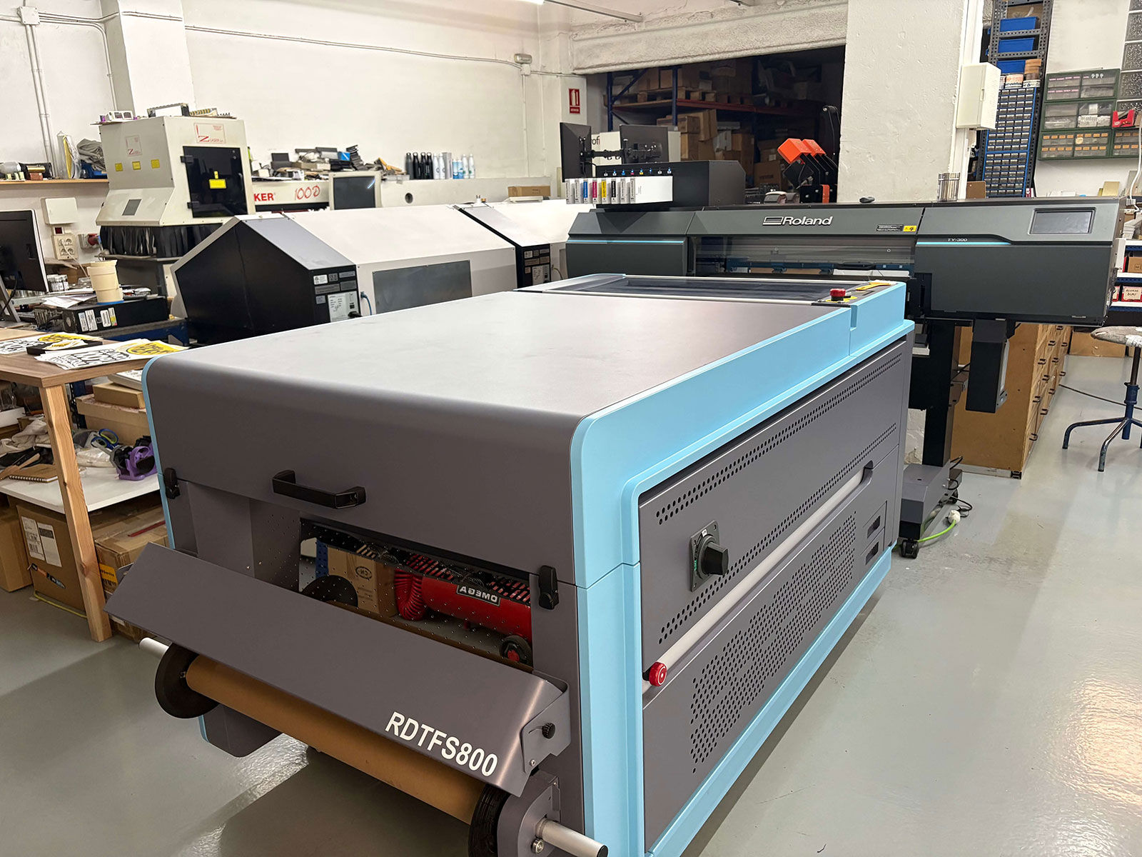 La Roland DG TY-300, integrada en la producción DTF de EDES junto con el shaker