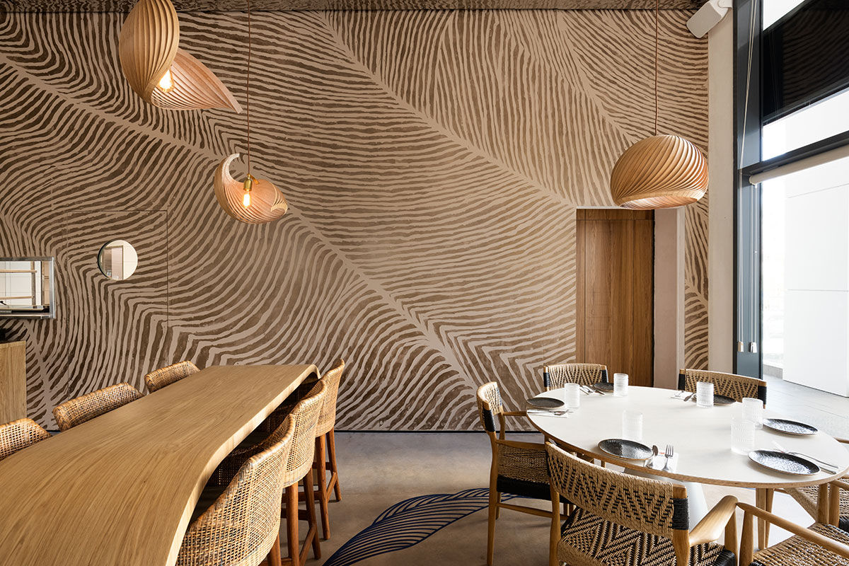 Café met elegante wanddecoratie bedrukt met DIMENSE DA-640