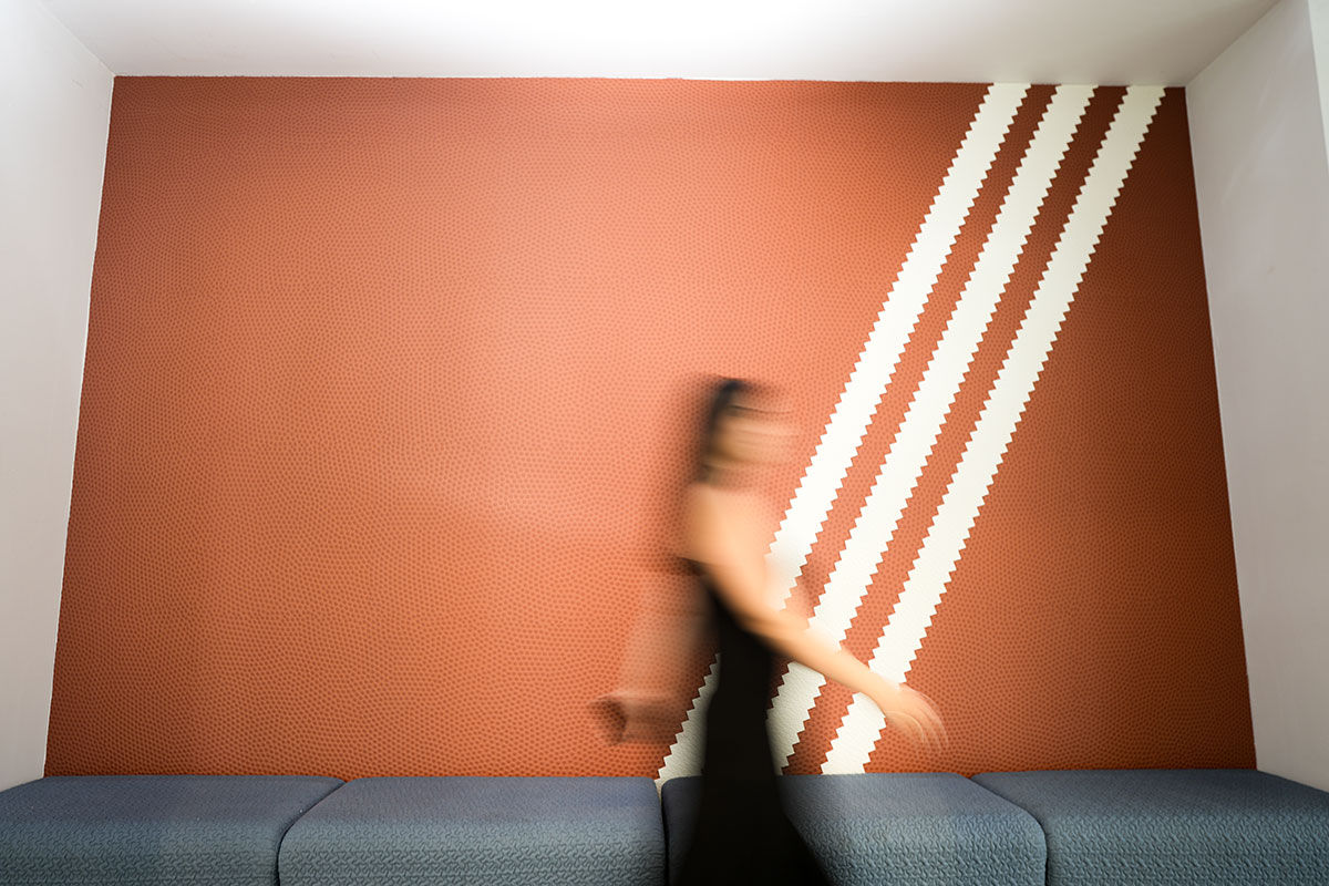 Decoração de parede de loja ADIDAS impressa com impressora de superfície dimensional