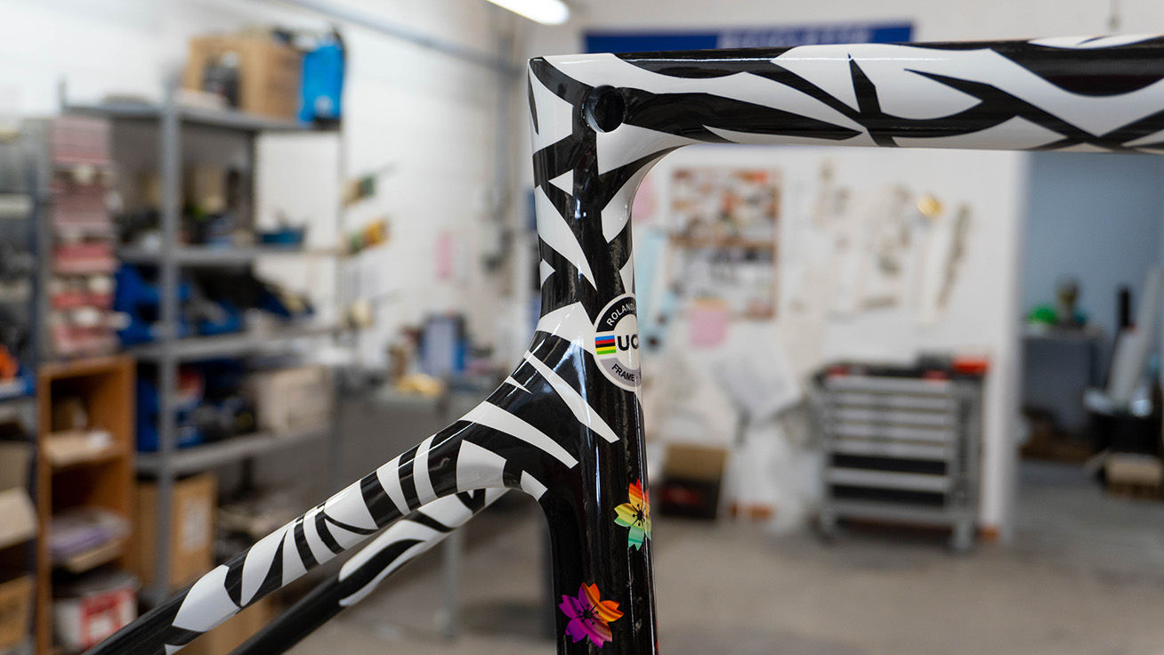 Gros plan sur le cadre du vélo montrant des zones peintes par pulvérisation à l’aide d’un masque découpé avec la GS-24.