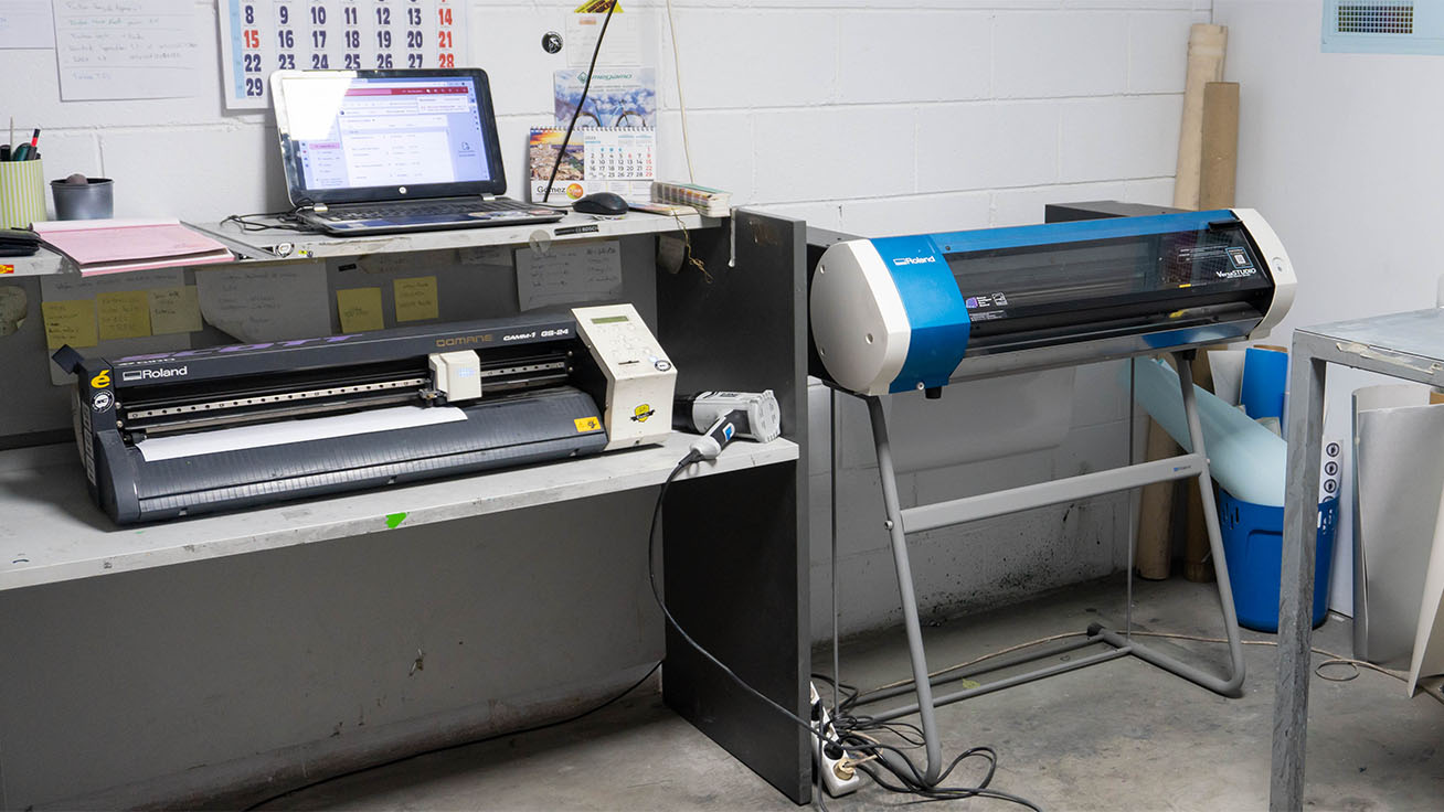 Les machines de SColors : Plotter GS-24 (à gauche) et machine d’impression et découpe BN-20 (à droite)