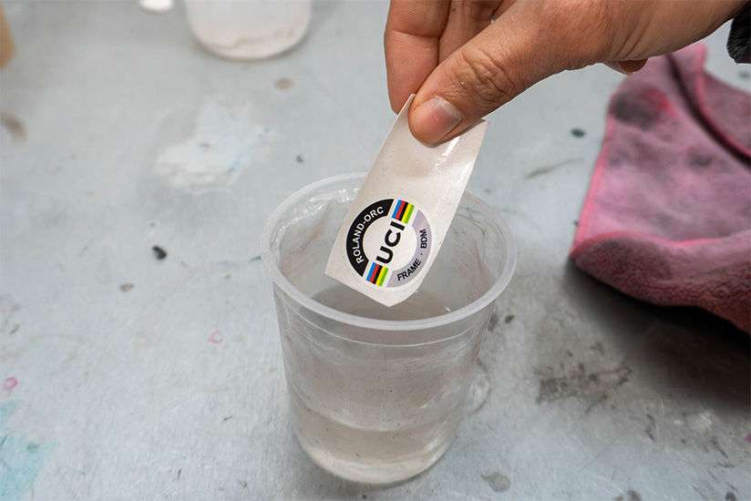 Sergio trempe des décalcomanies imprimées et découpées dans l'eau