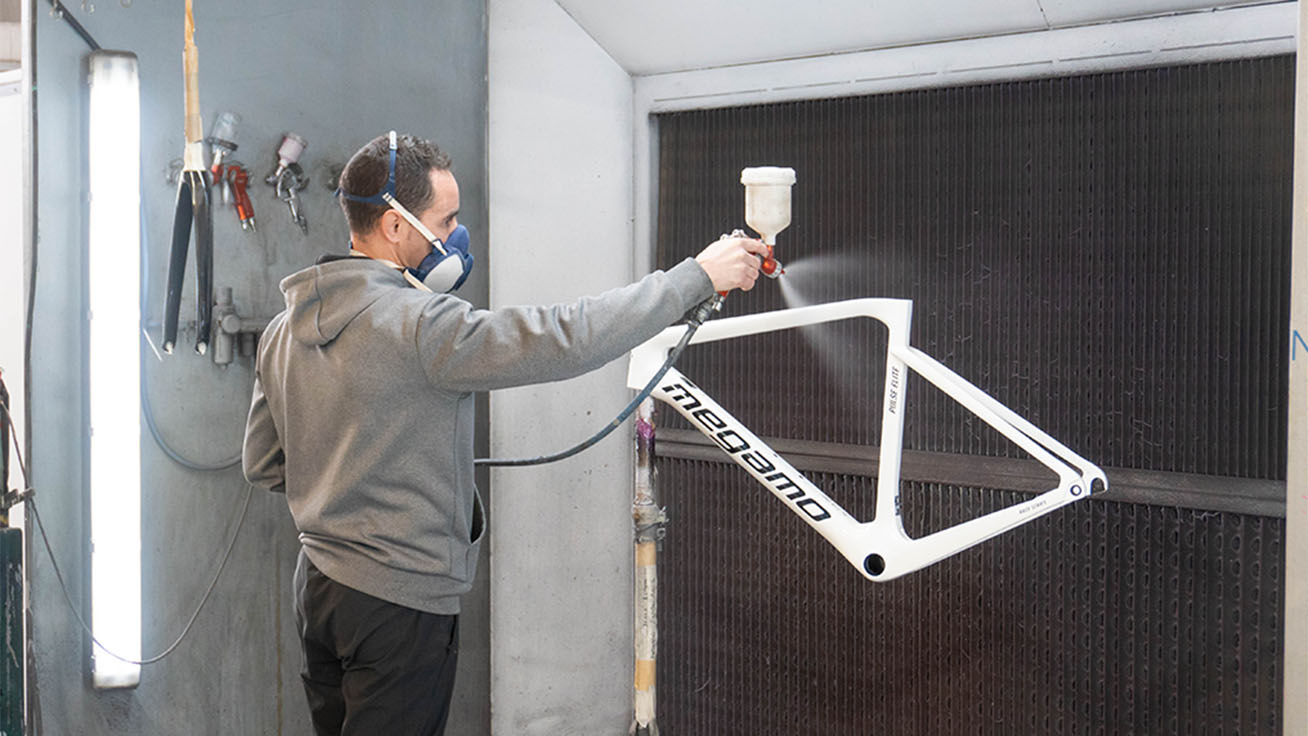 Sergio applique un vernis transparent