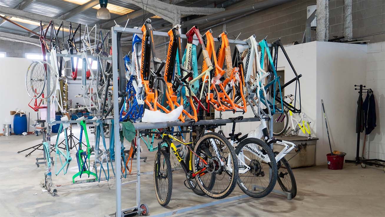 Vélos en production dans l’atelier de SColors.