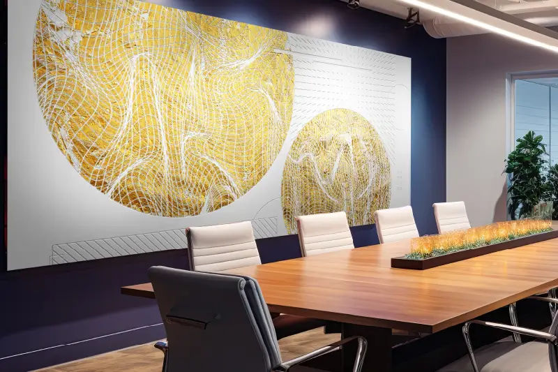 In einem modernen Besprechungsraum verleiht die Wandmalerei mit Goldprägung, die mit DIMENSE-Spezialmedien gedruckt wurde, der Wand eine strukturierte Tiefe und ein luxuriöses Finish, perfekt für hochwertige Innenanwendungen.