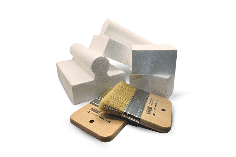 Spatule top coat grande taille, spatule top coat petite taille et pinceau plat qui composent le kit DS-KIT-BRU