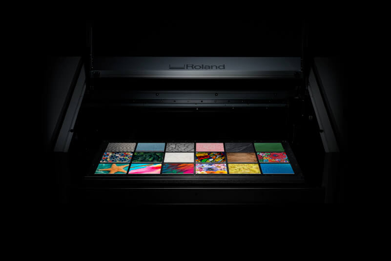 UV-Flachbettdrucker mit bedruckten Objekten