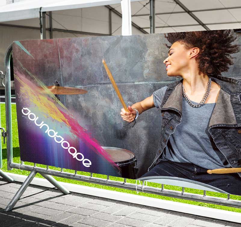 Uno striscione in vinile su rete metallica