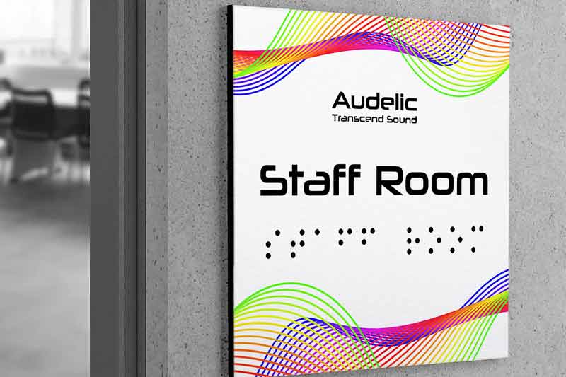 Signalétique de bureau en braille sur un mur