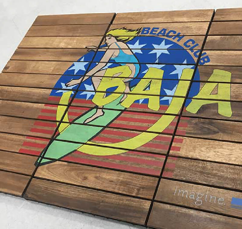 Un revestimiento de madera con un logotipo impreso