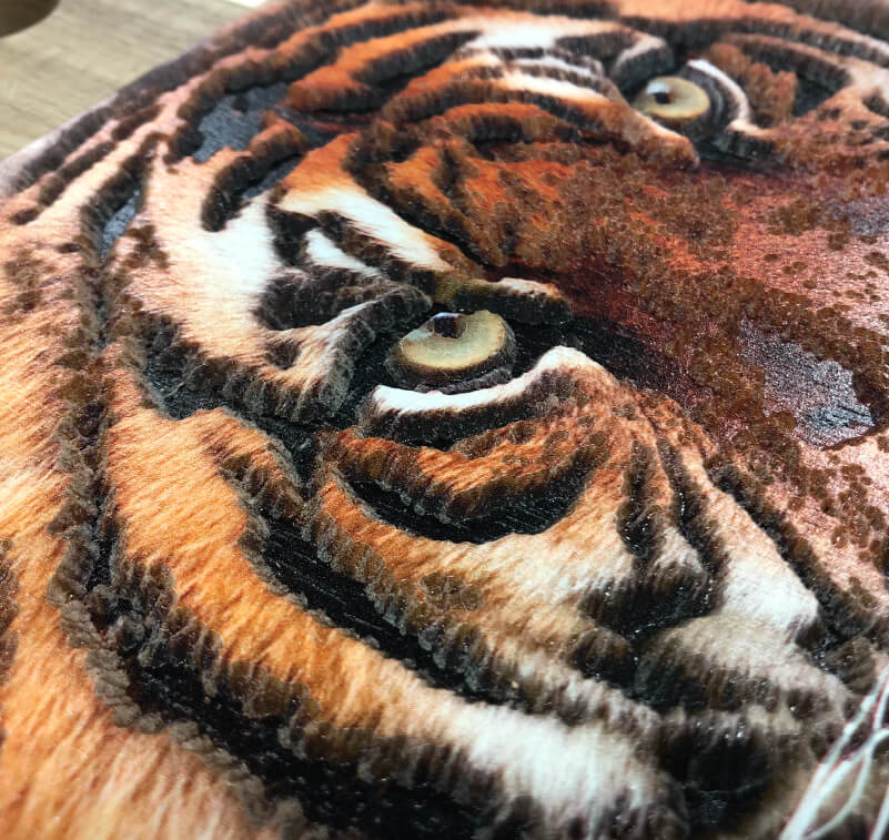 Diseño de tigre grabado con impresión UV
