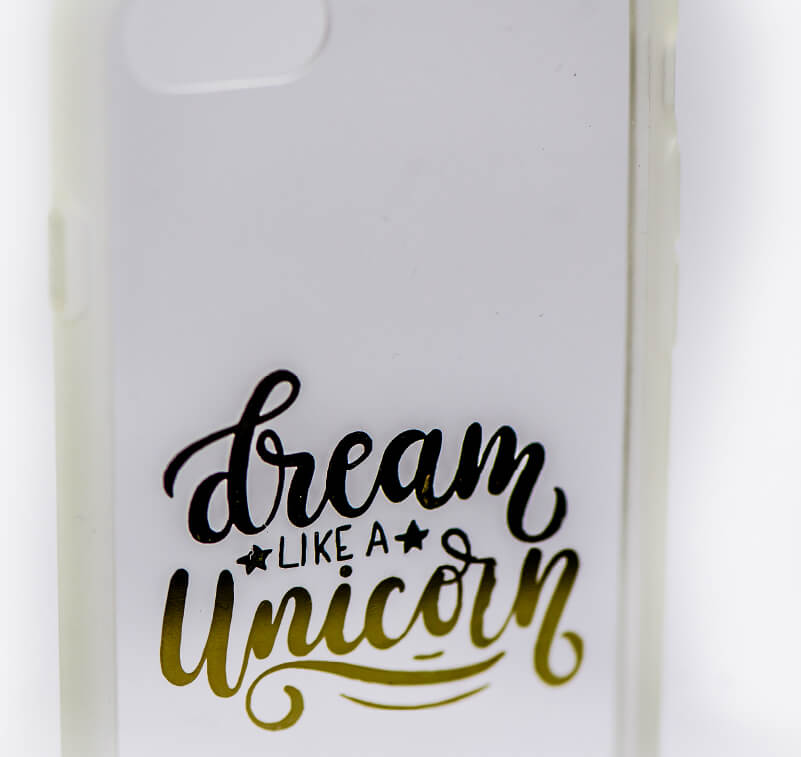 Texto personalizado para una funda de móvil aplicado con lámina
