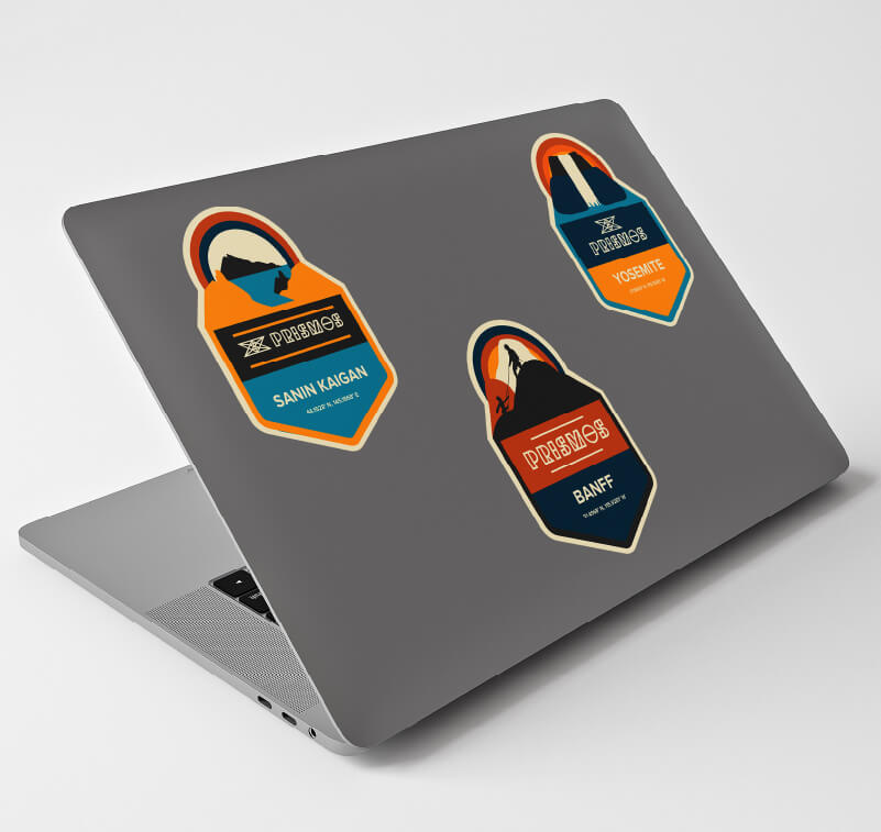 Tres pegatinas personalizadas en un portátil