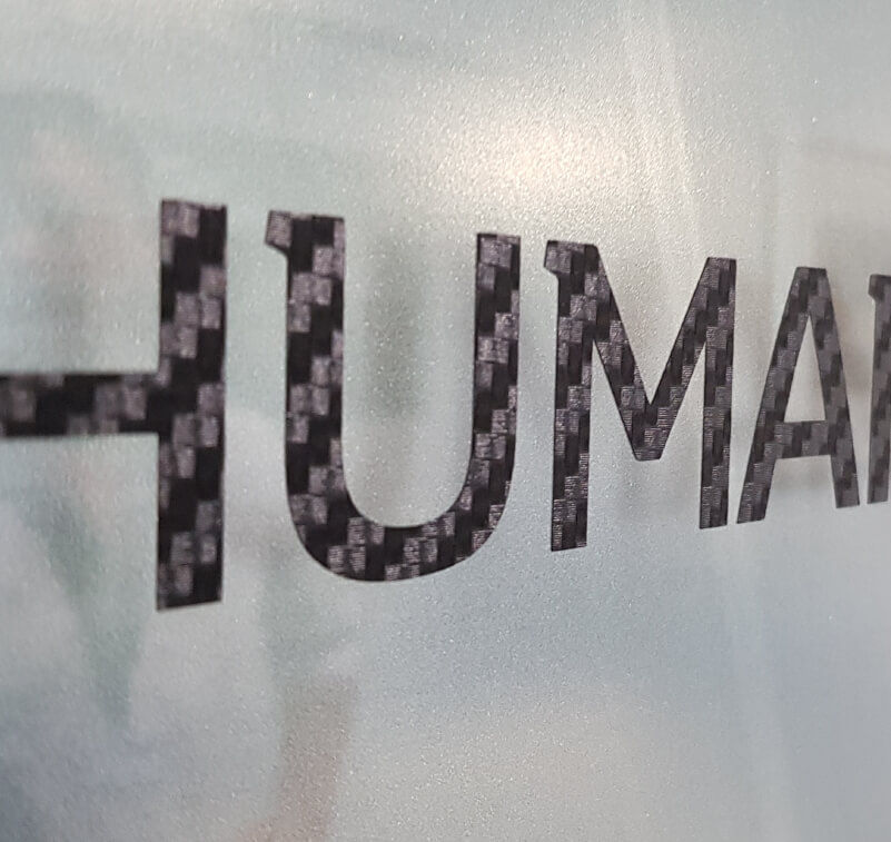 Letras recortadas em vinil numa porta de vidro