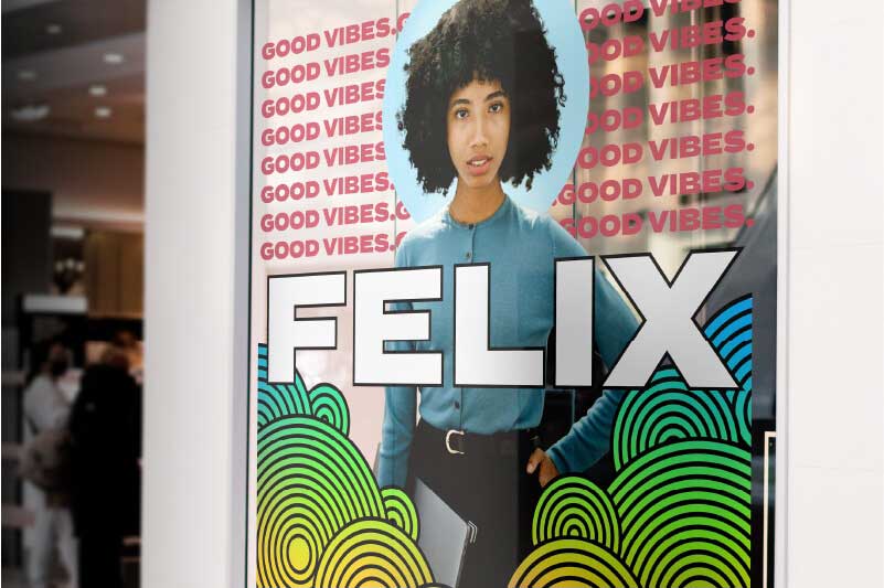 Vinilos para ventanas impresos que promocionan una marca de ropa