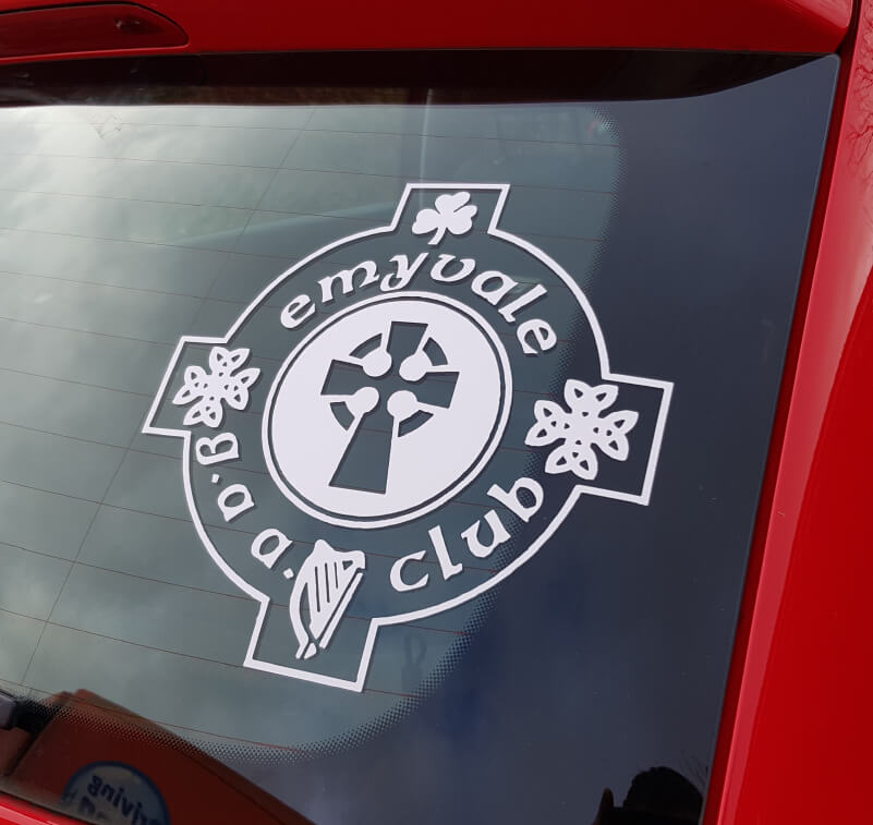 Une vitre de voiture ornée d'un autocollant de club sportif