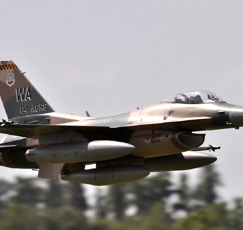 Una maqueta de avión con calcas impresas