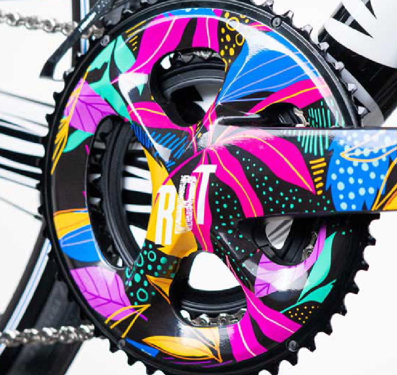 Primer plano de una biela de bicicleta con gráficos personalizados