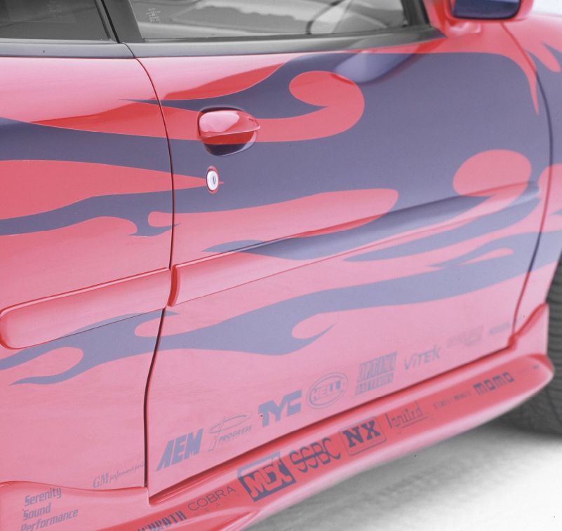 Primer plano de un gráfico de llamas negras y texto sobre un coche rojo