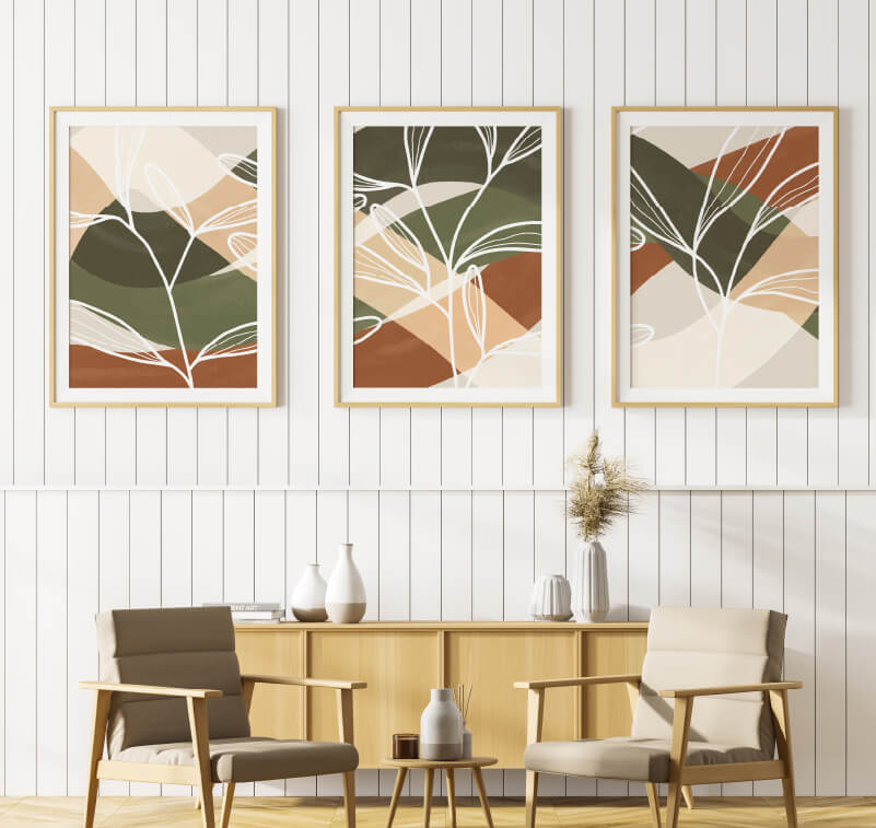 Um tríptico de posters numa parede