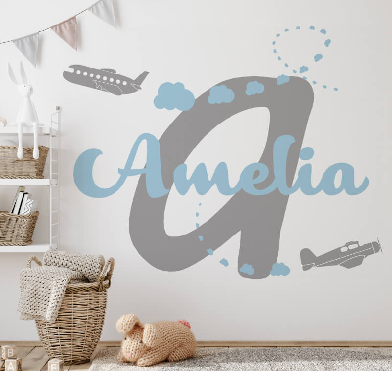 Adesivo personalizado com o nome na parede de um quarto de bebé