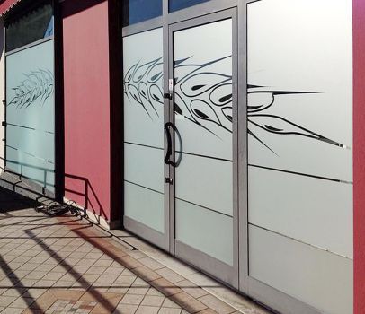 La decorazione di una vetrina con Roland e le pellicole adesive APA ST/771-FX.