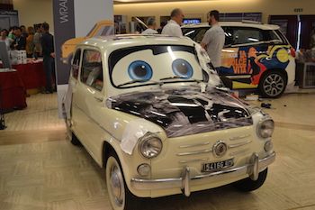 Il wrapping di un'auto vintage al Roland Experience Day.