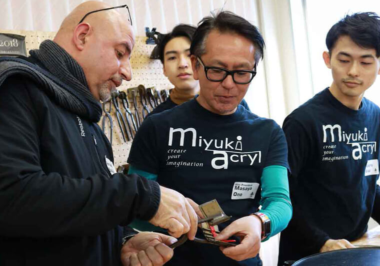 Bending acrylic using an acrylic bender