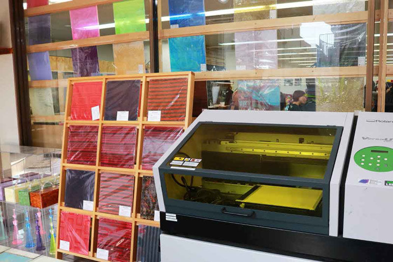 A Roland VersaUV LEF-12 UV printer is set up in the Miyuki Acryl studio