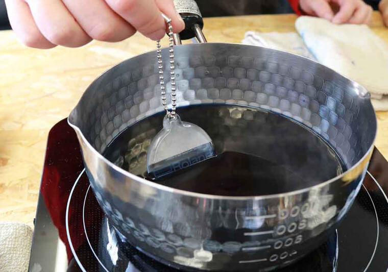 Resin dye is dissolved in water and heated in a pot before dipping acrylic pieces into the mixture similar to fondue or shabu-shabu