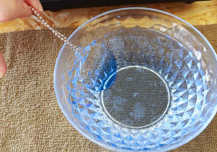 The UV printed keyrings are rinsed to complete the dyeing process