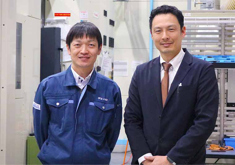 Takaki Ishikawa (izquierda) y Hidetaka Muguruma (derecha) de Yamaichi Special Steel 