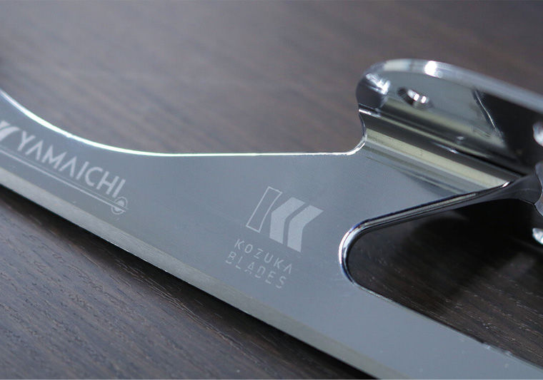 El elegante diseño de los patines de hielo se complete con el grabado de los logotipos.