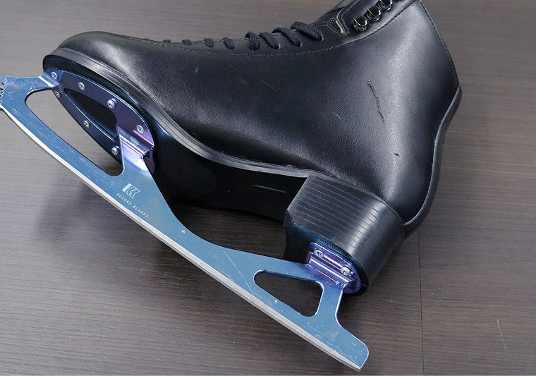 El equipo testeo muchos prototipos de patines de hielo. 