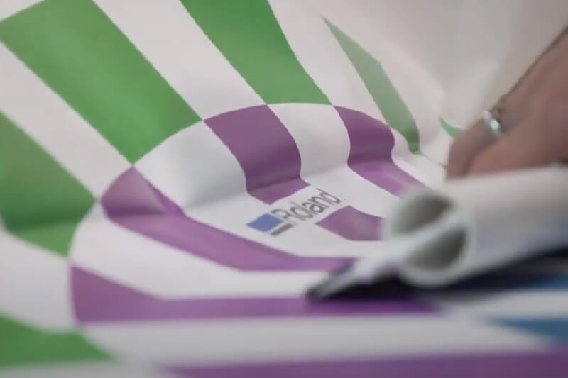 décorations de sol pose de vinyle pour sol à l'aide d'une raclette