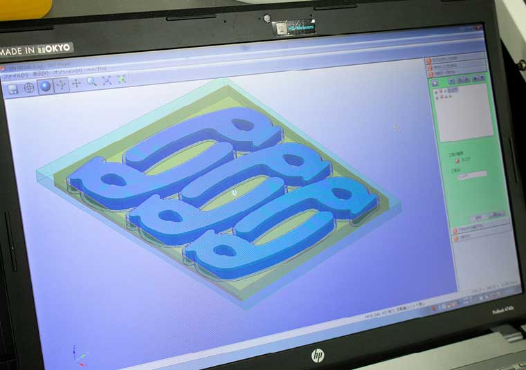 Użyliśmy oprogramowania CAM, które jest dołączone do plotera Roland MDX-540, aby zaprojektować nasze nakładki na klamki.