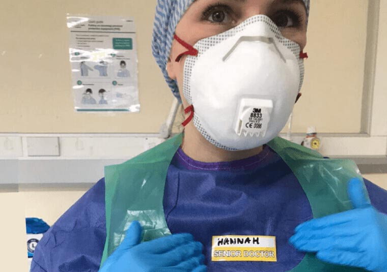 Firma Elite Signs we Wielkiej Brytanii UK wyprodukowała tysiące identyfikatorów dla pracowników służby zdrowia pracujących na linii frontu