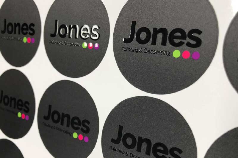 UV-geprinte sticker met glanzende details die oplichten