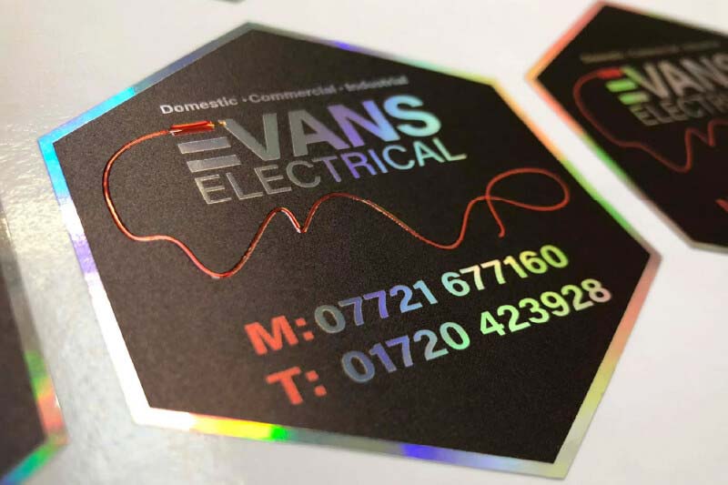 UV-geprinte sticker op holografische drager met glanzende details
