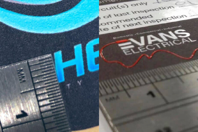 UV-geprinte stickers met kleine tekst en liniaal ter vergelijking