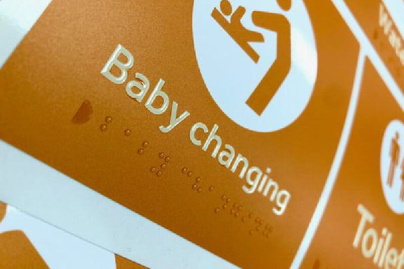 Testo Braille realizzato con la stampa UV su un adesivo 