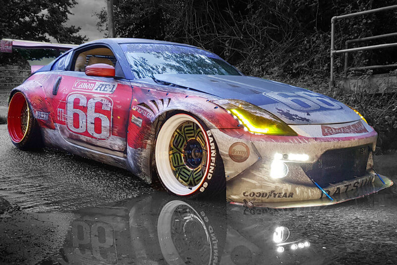 Un'auto con un wrap stampato personalizzato