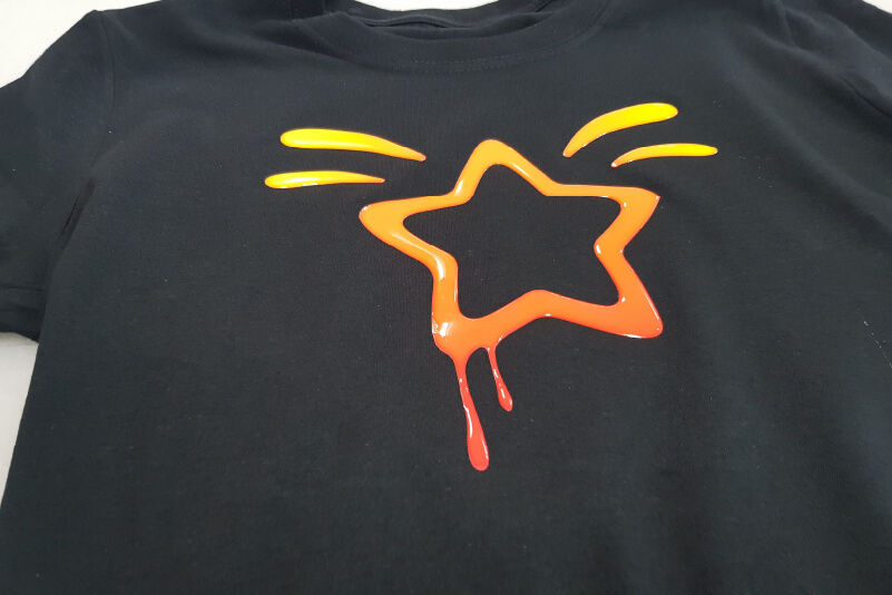 T-Shirt mit einem doming HTV-Druck aus Resin