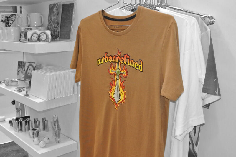 Ein Stapel T-Shirts mit gedrucktem HTV-Design