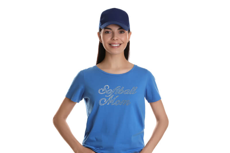 Eine Frau trägt ein blaues T-Shirt mit Strasssteinen