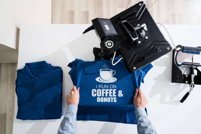 Personalisiertes T-Shirt mit Thermotransferdesign auf der Wärmepresse